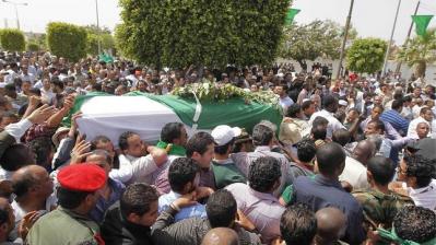 Hijo y nietos de Muammar al-Gaddafi fueron sepultados ayer en Trípoli